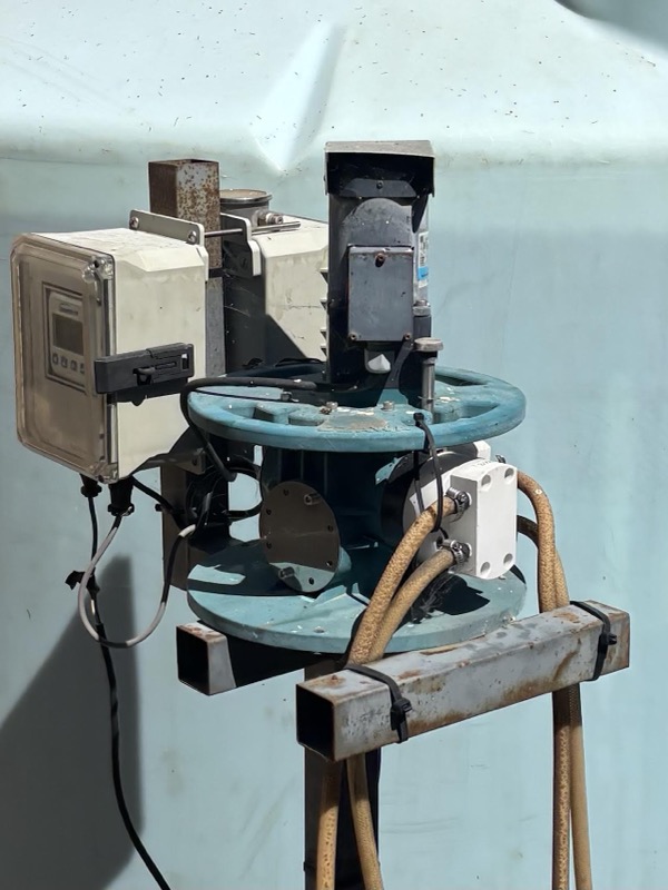 Ozawa pump and control enclosure mounted beside a supply tank
